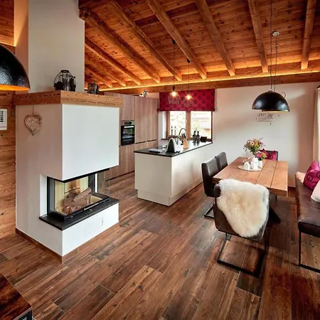 Near Lift With Garden 木屋