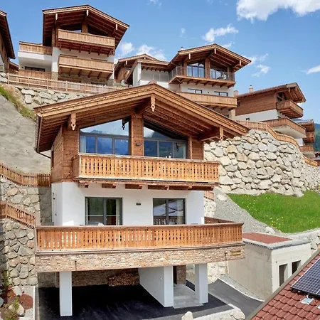 Near Lift With Garden 木屋