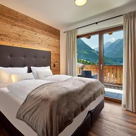 Near Lift With Garden 木屋 *