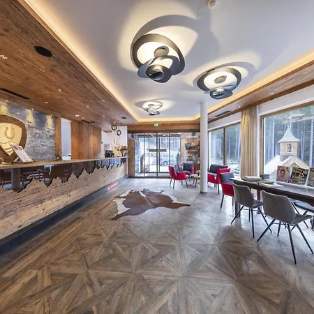 Near Lift With Garden 木屋 *